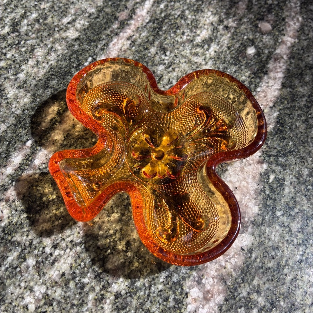 vintage Indiana Glass clover-shaped jewelry dish